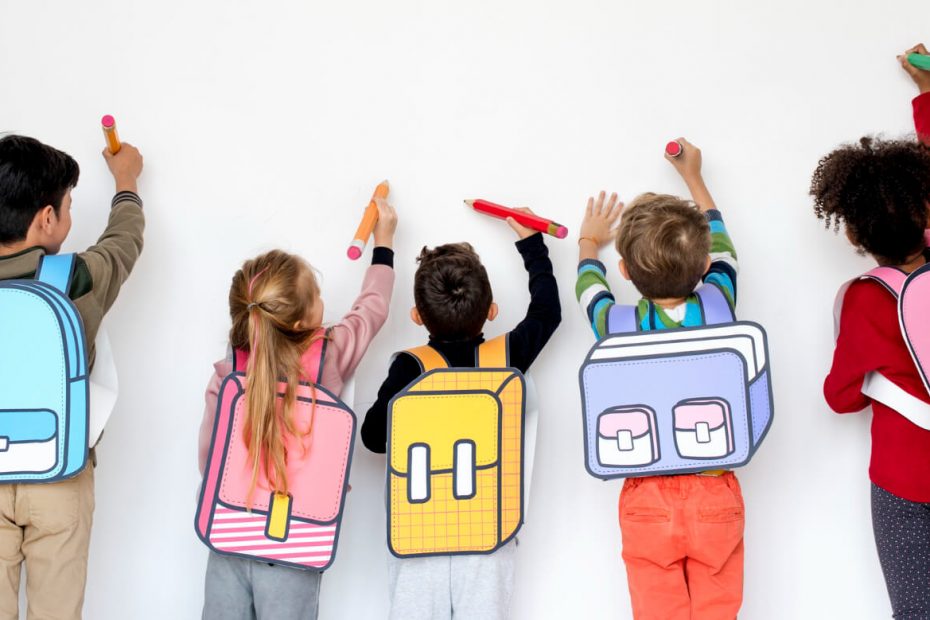 Crianças escrevendo no quadro da escola